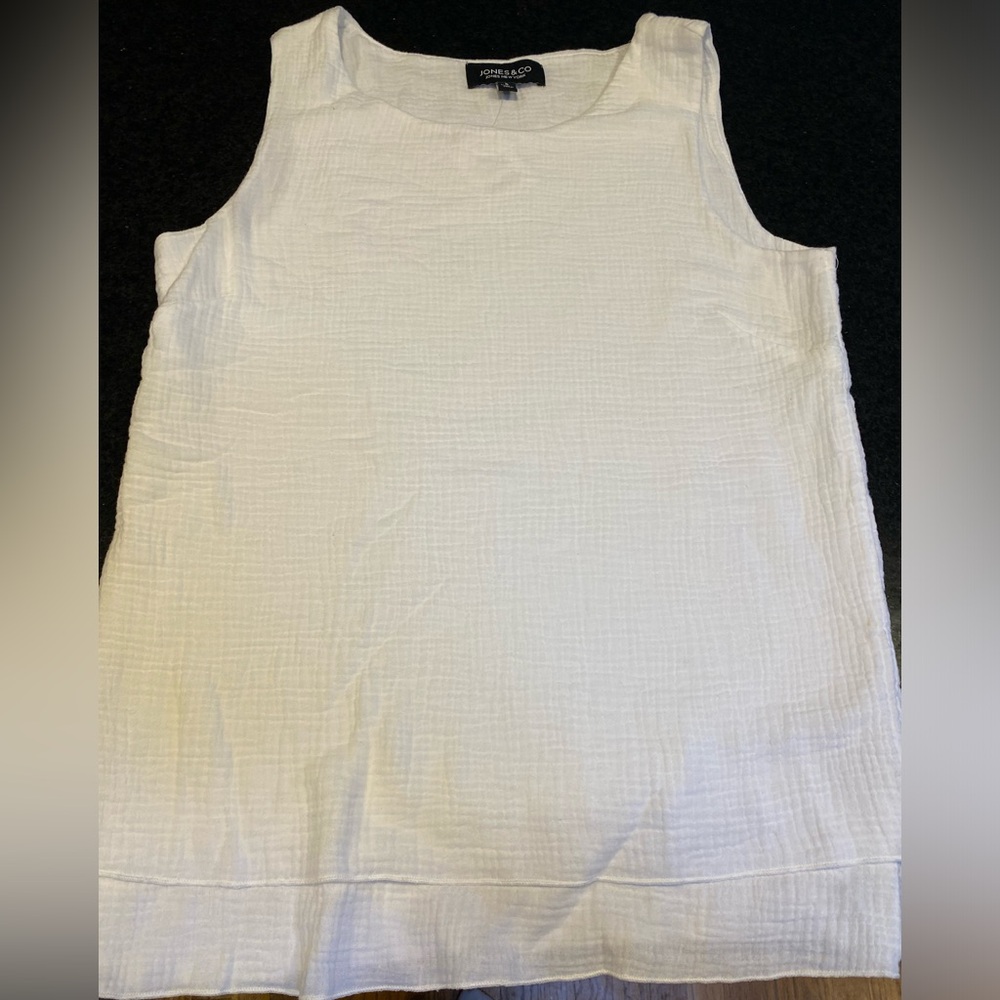 Jones & Co woman’s white tunic